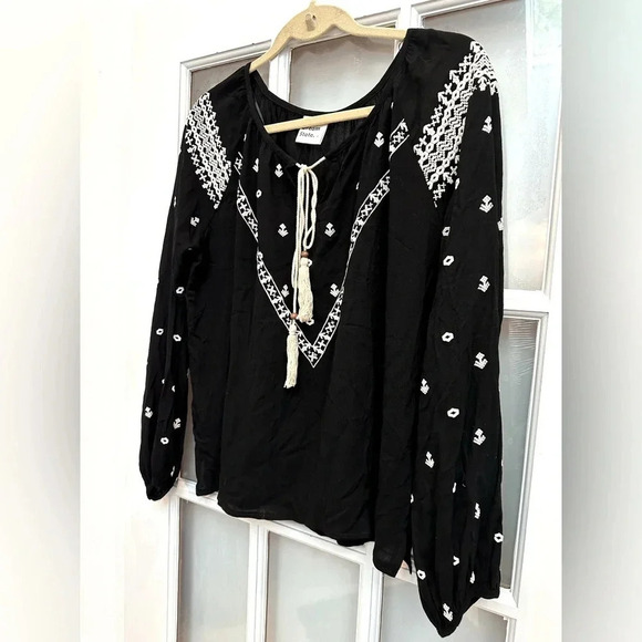 Dream State Black White Boho Embroidered Aztec Southwestern Tasel Blouse Size M - Picture 2 of 10